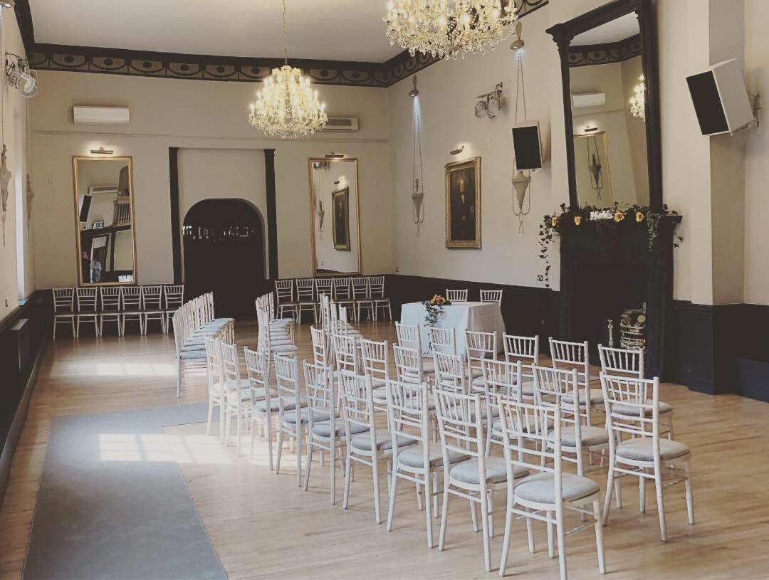 Crown Hotel Нантуич Екстериор снимка