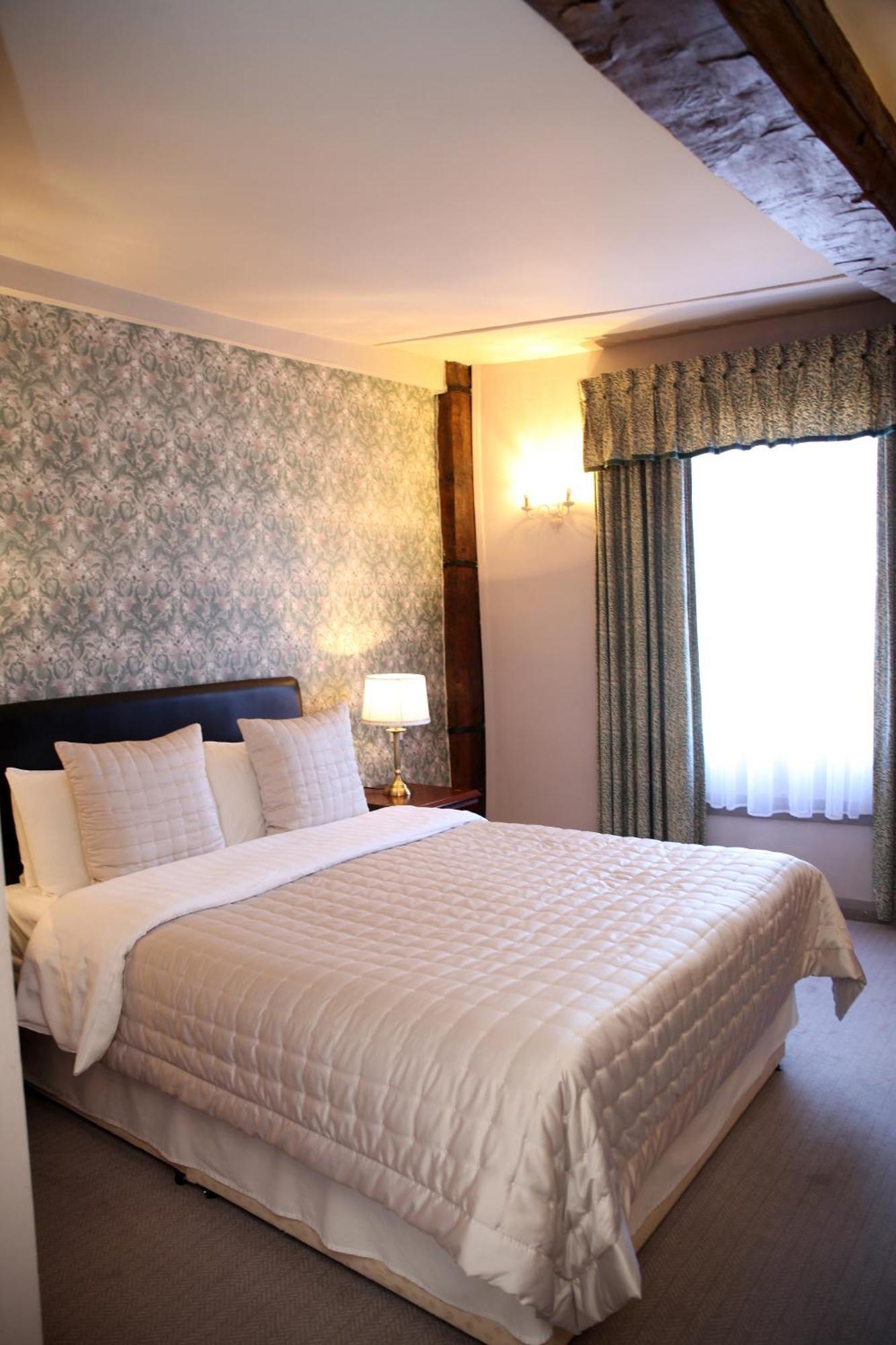 Crown Hotel Нантуич Екстериор снимка